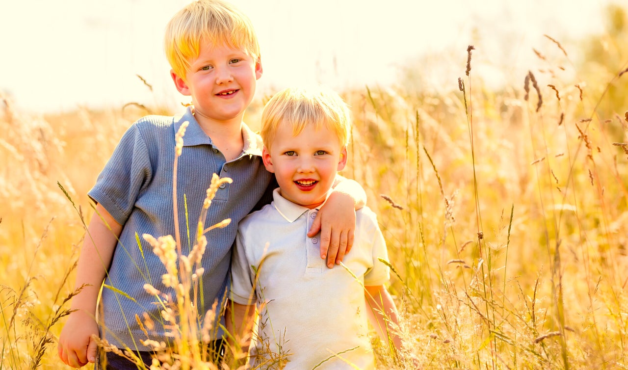 Fotoshoot met kinderen tijdens het gouden uur. Een professionele fotograaf legt prachtige momenten vast van families en kinderen in de buitenlucht.