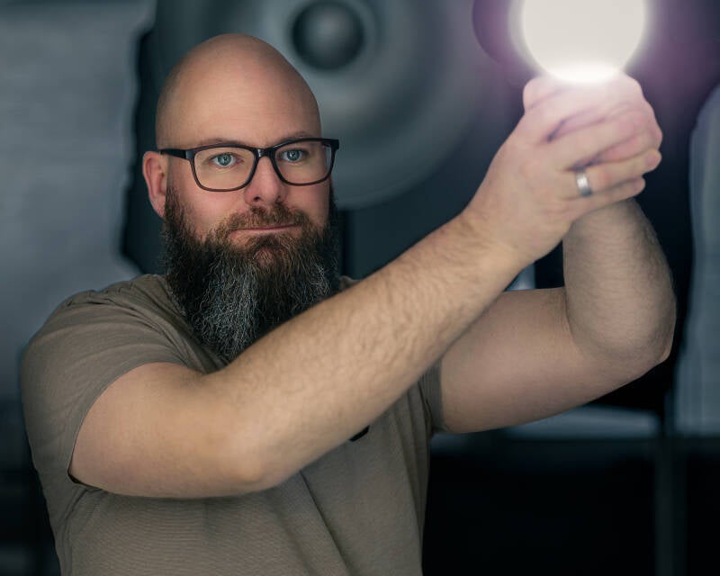 Muziekfotograaf Mark Nederhoed aan het werk als Regisseur van Licht voor een filmische artiestenshoot.