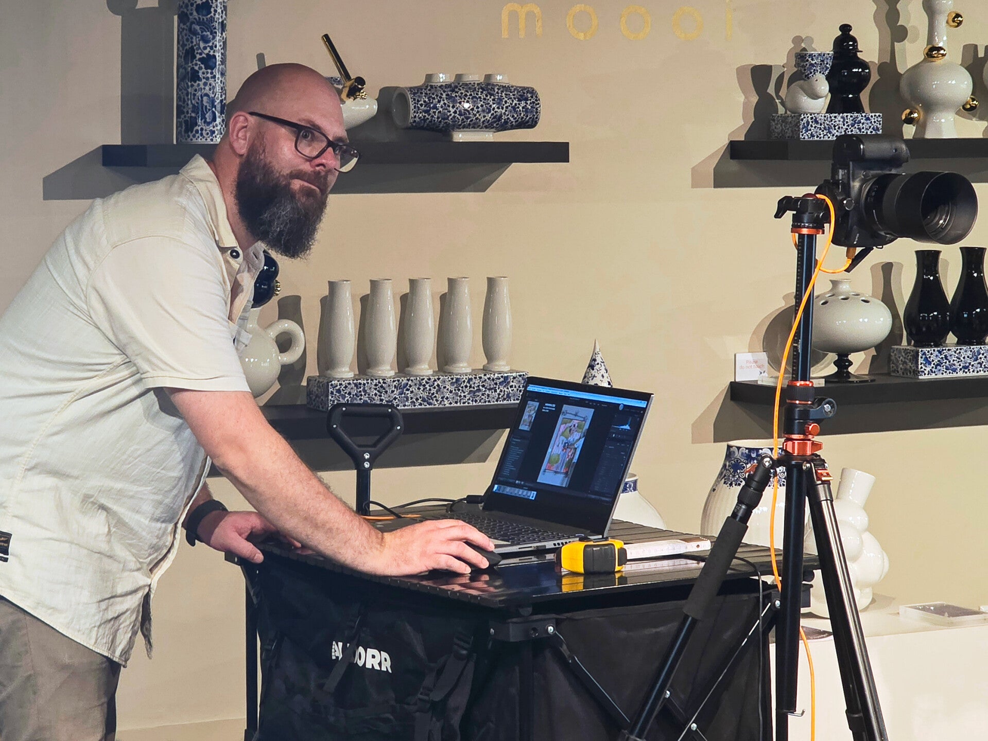 Fotograaf Mark Nederhoed controleert kunstdigitalisatie beelden op locatie via zijn mobiele studio-opstelling