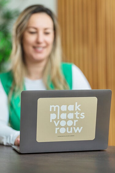 Personal branding fotografie: Een creatieve personal branding fotoshoot van een freelancer in actie.