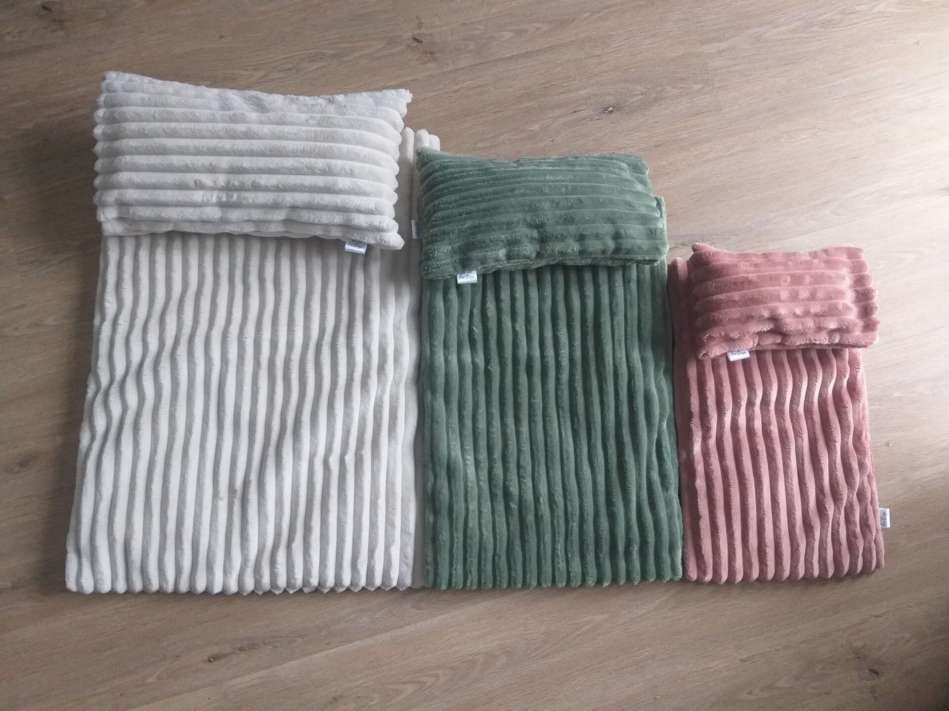 Drie fluweelzachte ribstof-dekbedsetjes met kussenin maat L, M en S, in naturel, olijfgroen en oudroze