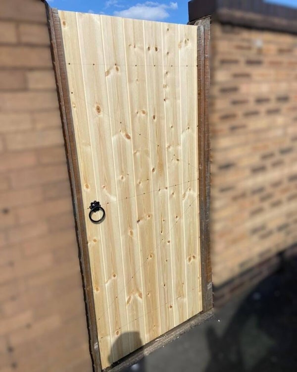 Ready to Install Gate (Tongue & Groove Finish)