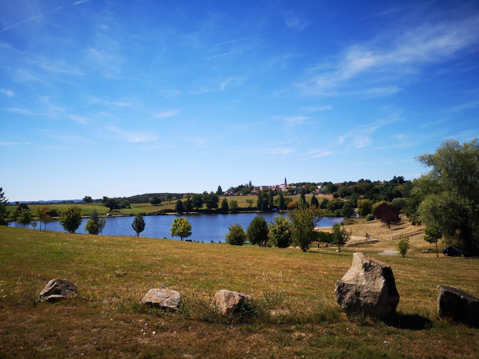 Wandelen bij één van de vele meren in de buurt van Gite La Petite Chouette, Moureuille, Puy de Dôme, Auvergne