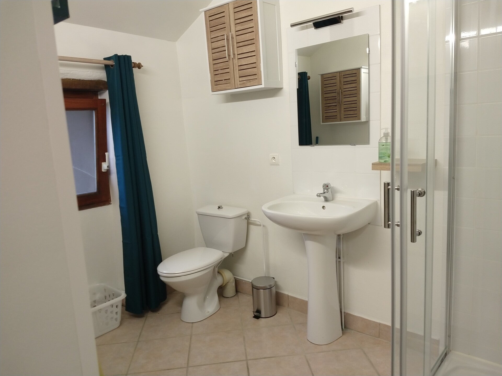 Ruime badkamer met toilet, wastafel en douche (90X90)