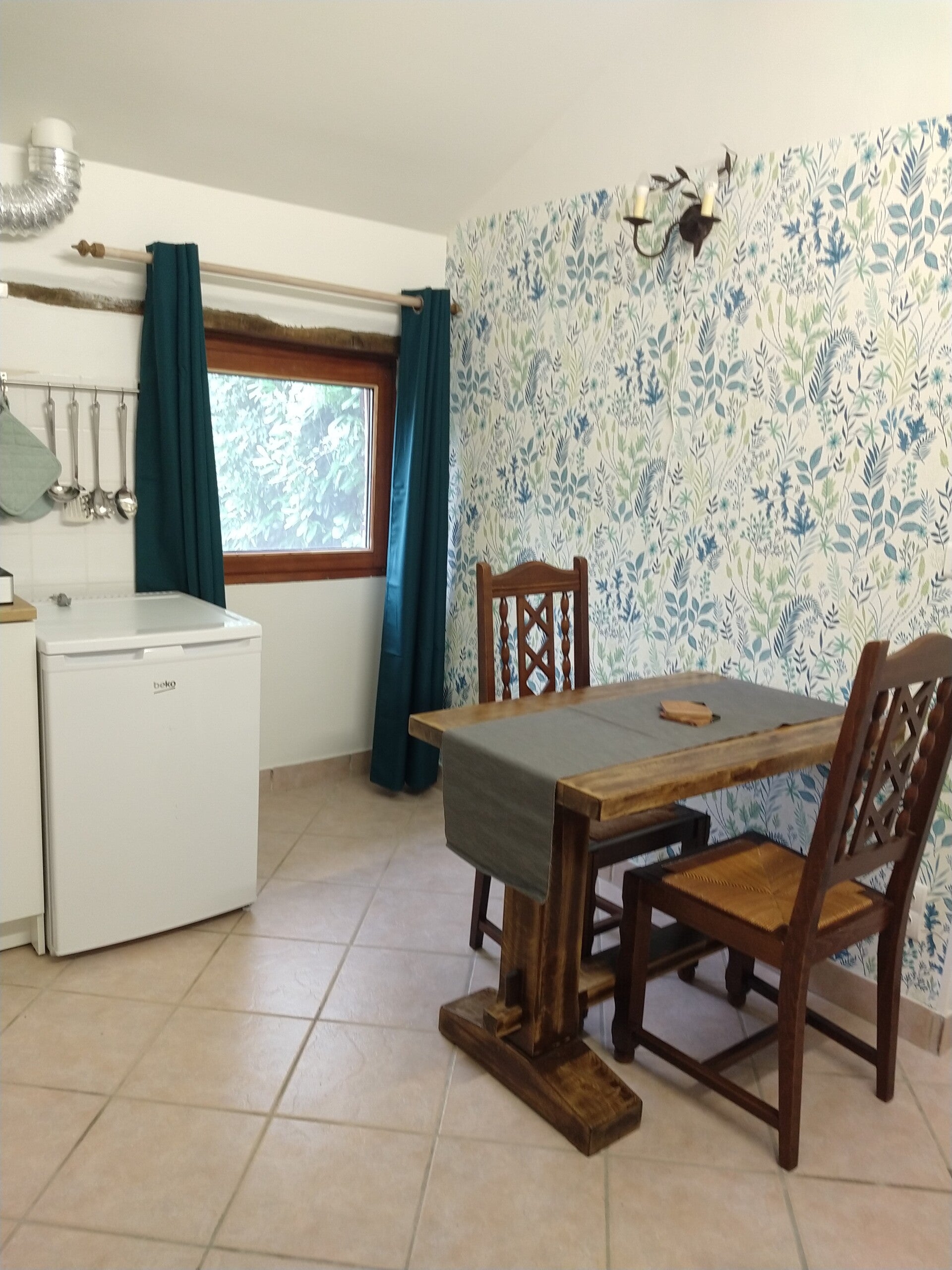 Gezellige woonkamer met ruime bank en fauteuil