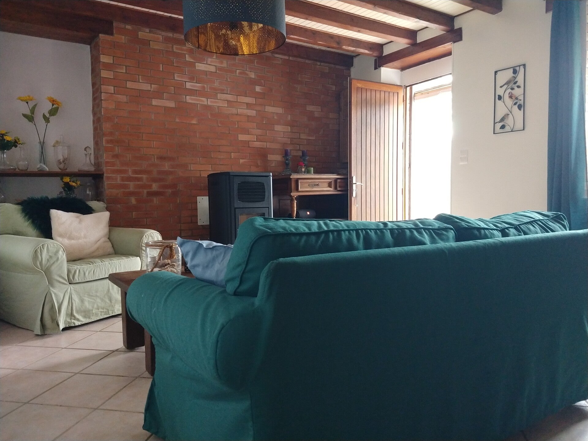 Gezellige woonkamer met ruime bank en fauteuil
