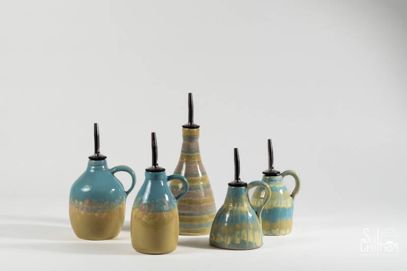 hangemaakte olie kannetjes