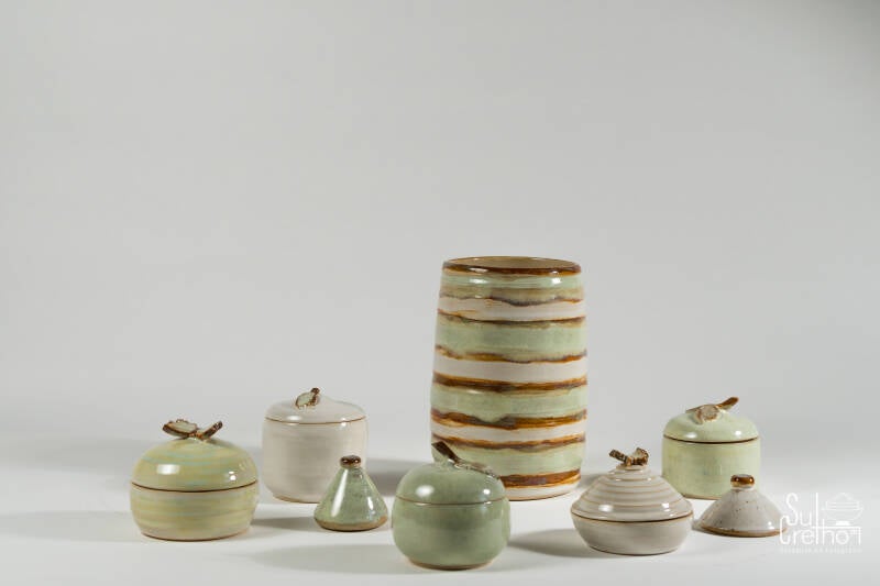 Diverse hangemaakte potten en schalen