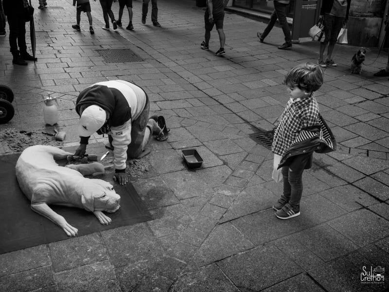 Straatartiest met bewonderend kind in Chalon-sur-Saône - Frankrijk