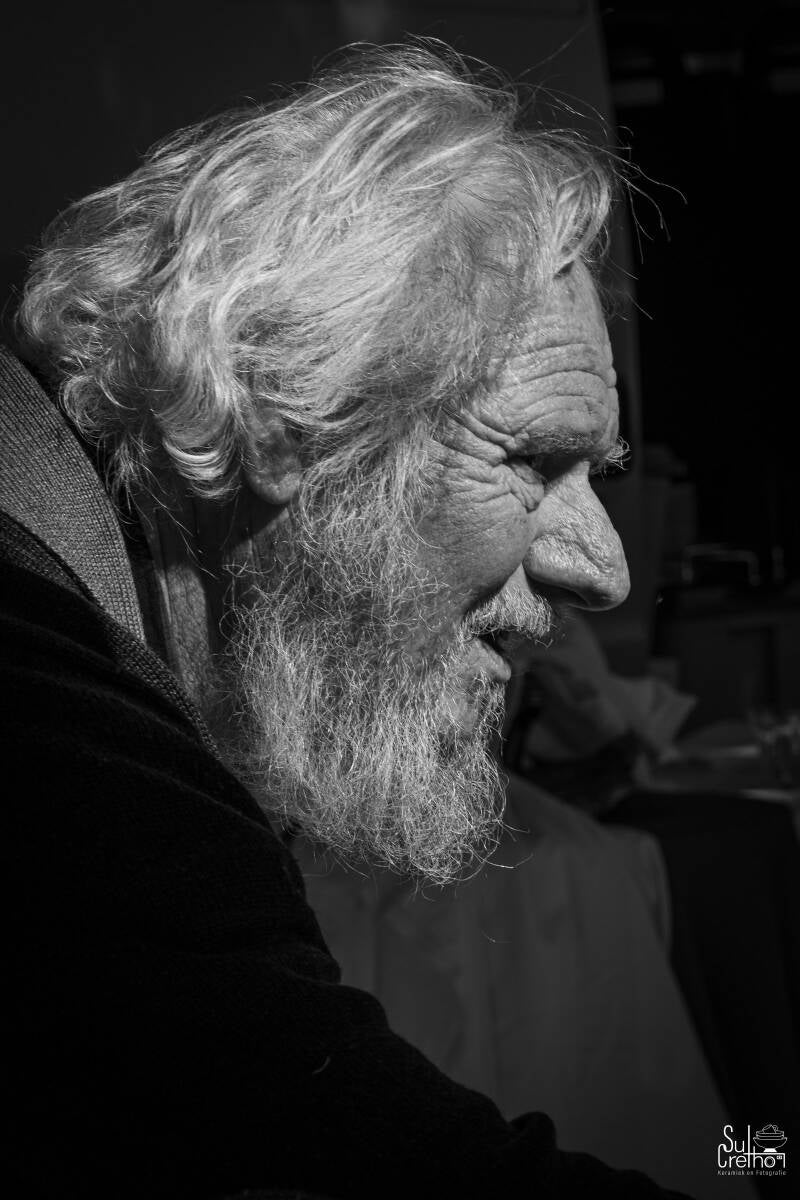 Marktkramer op brocante markt in Frankrijk