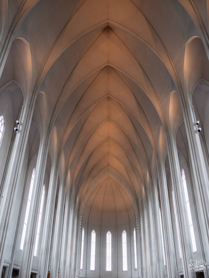 Binnenzicht van de Hallgrímskirkja in Reykjavik, IJsland