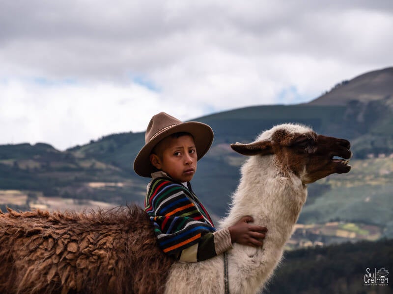 Jongen met Lama in Ecuadot