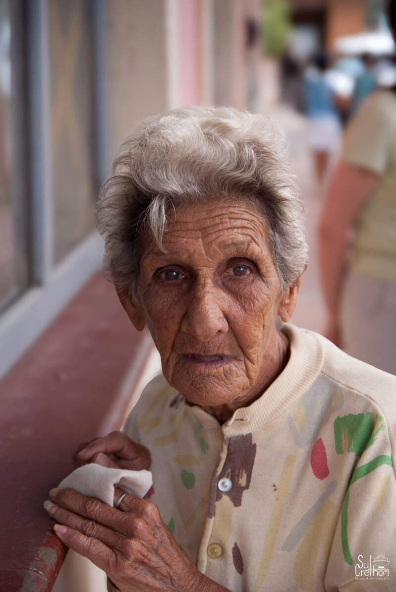 Oude vrouw, Cuba. Ze keek op, ik drukte af, zo simpel was het, zo complex het beeld dat eruit voort kwam.