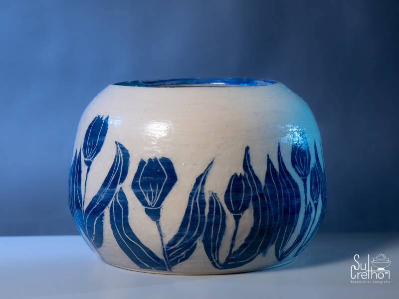 Unieke hangemaakte vaas met sgraffito versiering