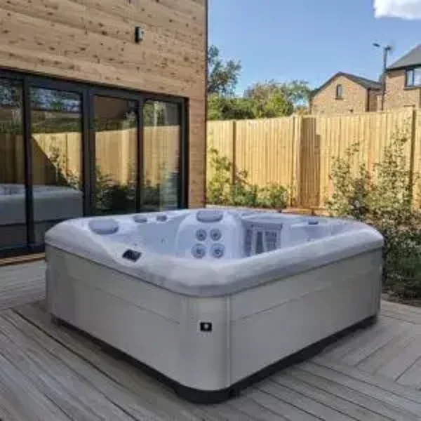 Aquasolus AquaPure Brook 4 places avec couverture thermique, marche pied et Bluetooth