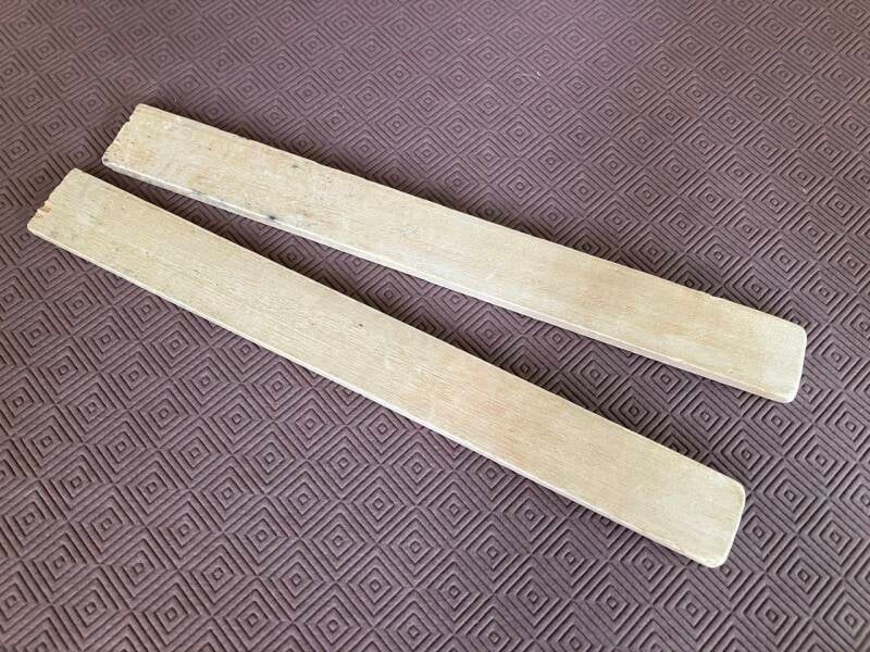 Deux chutes de bois préparées pour fabriquer des strops maison