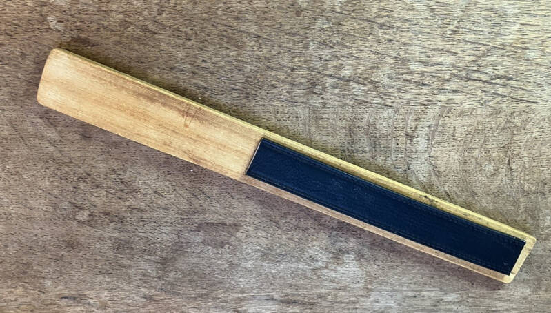 Bande de cuir collée sur un support bois pour fabriquer un strop maison