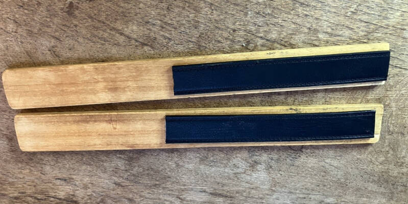 Strop maison avec pâte à polir Dialux verte pour affiner le fil d’un couteau