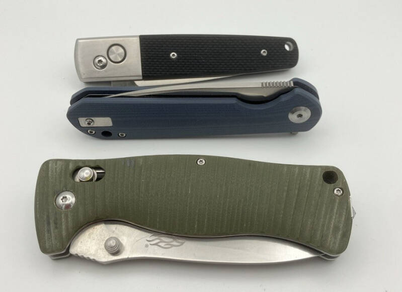 Trois couteaux avec un manche en G10. De haut en bas, Ganzon G7211, Firebird FH41 et Ganzo G720