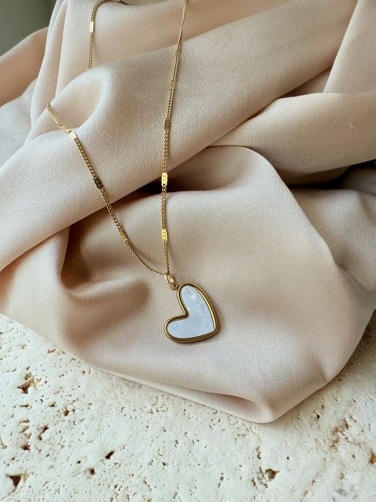 Collar corazon blanco
