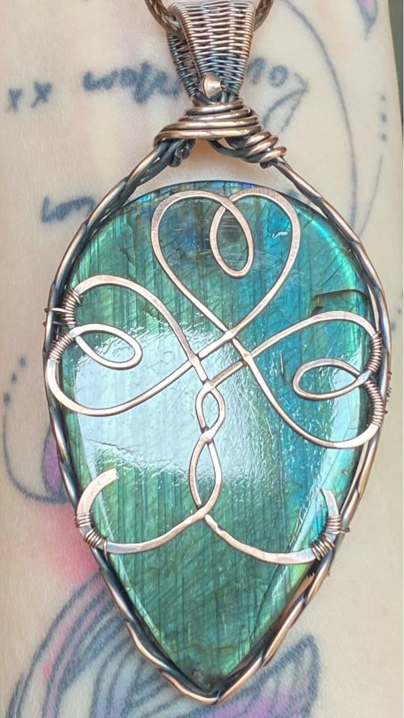 Celtic Shamrock Labradorite Pendant. ☘️