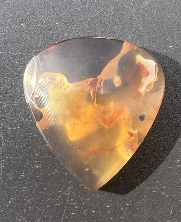 Rare Sumatra Amber. (Fluorescent)