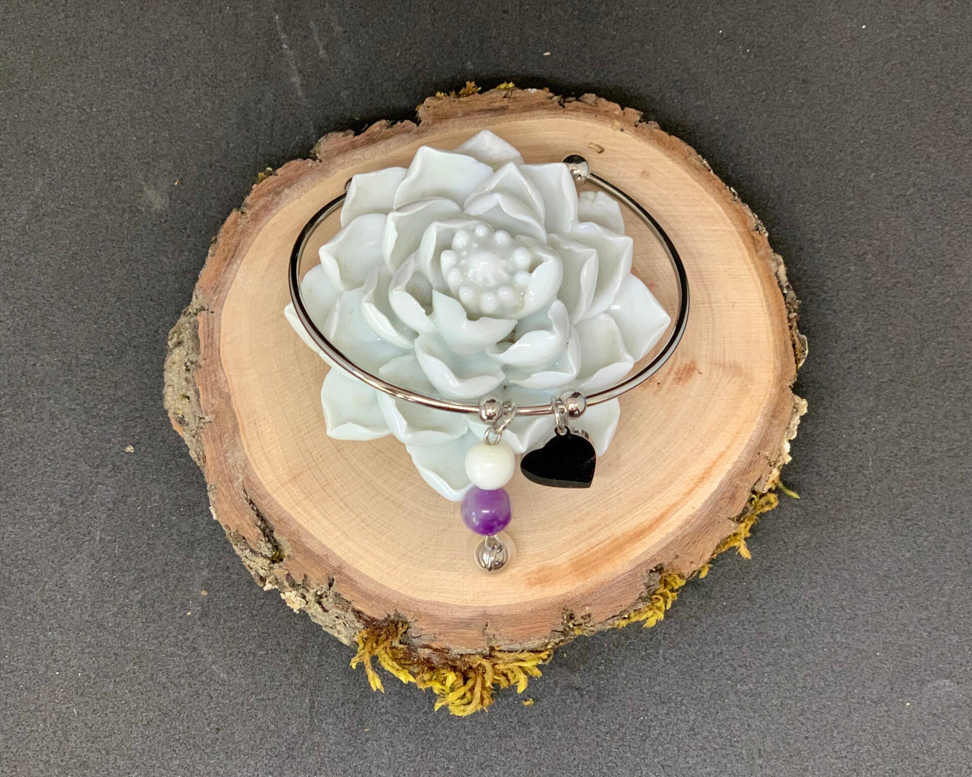 photo d'un bracelet avec une perle de lait maternele et une pierre de vie