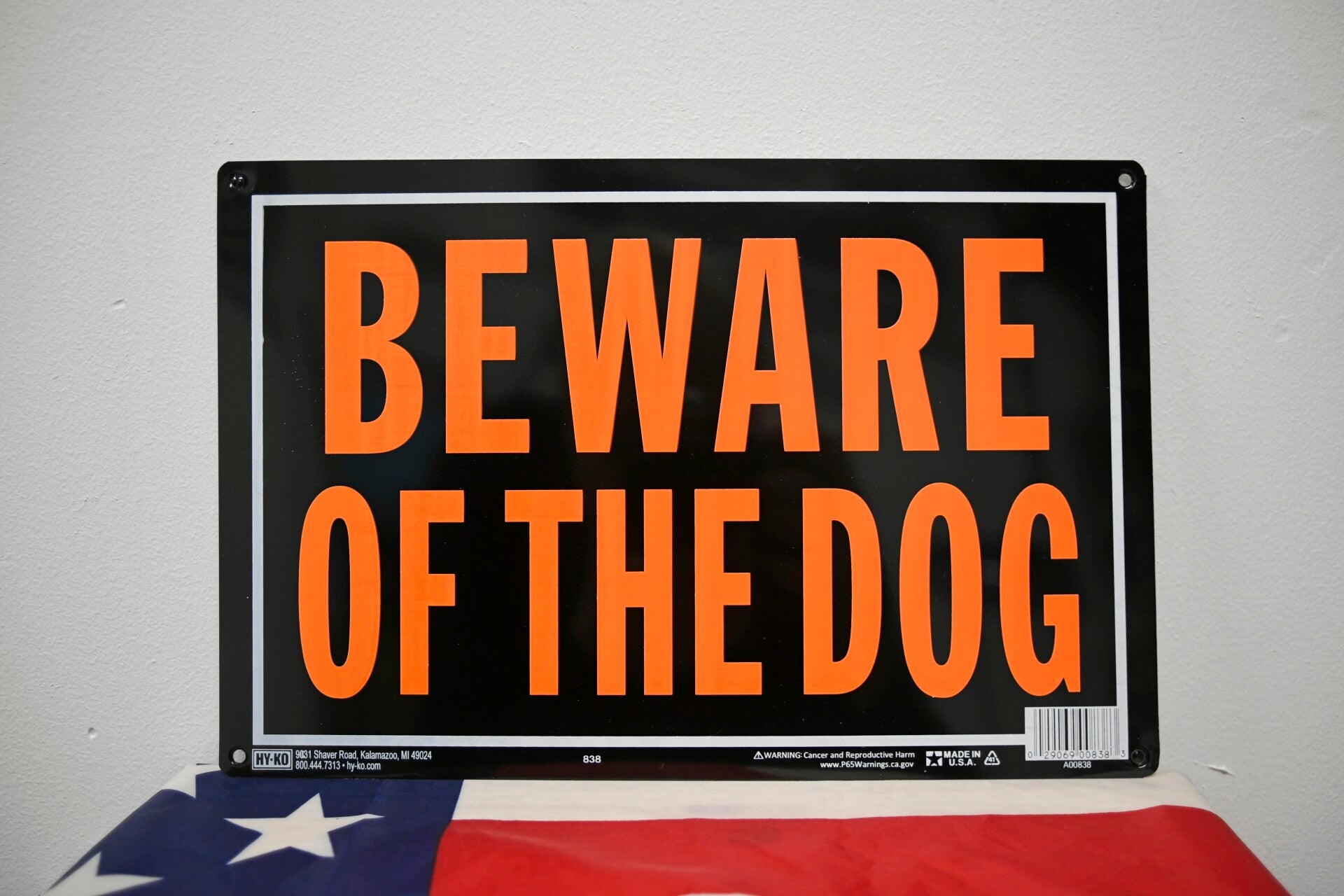 Varo koiraa-metallikyltti