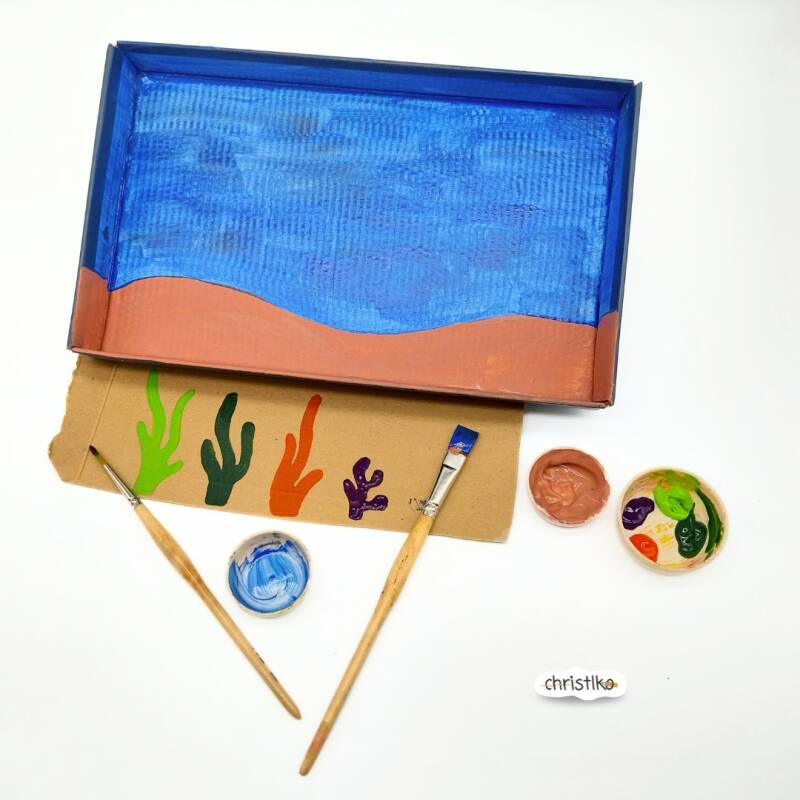 Aquarium basteln mit Kindern im sommer, fische basteln, einfache Sommeridee aus schuhkarton, leeren Klopapierrollen klorollen und Karton, DIY, christlko, ferienbeschäftigung, upcyclingidee, nachhaltig basteln mit Papier, Urlaub, unter wasser muscheln sand