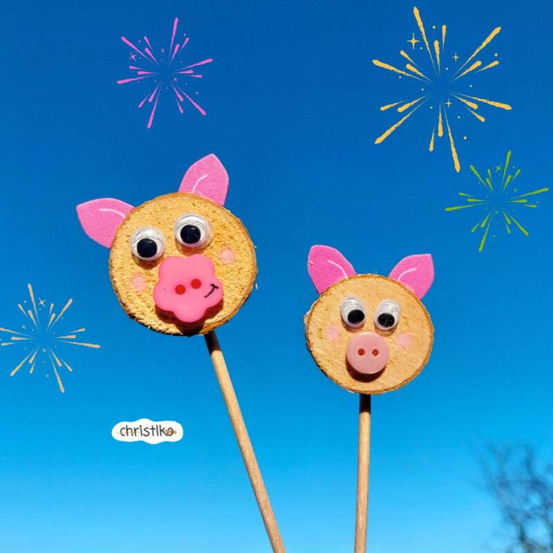 Schwein Schweinchen Glück Glücksschweinchen Glücksbringer Glücksschwein Neujahr Silvester Glücksbringer Blumenstecker Partydeko basteln mit Kindern für an mit Naturmaterialien Holzscheibe wackelaugen Moosgummi lustige Bastelideen Winter kreativ Christlko