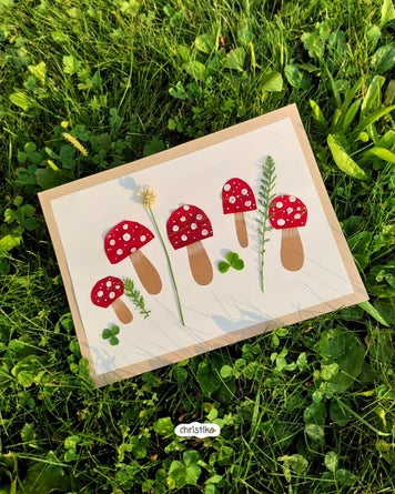 Blätterpilze basteln im Herbst aus roten Blättern, Pilz, Pilze basteln mit Kindern, basteln mit Naturmaterialien Natur Naturmaterial Christlko DIY Herbistidee Grundschule Herbstbild Fliegenpilz