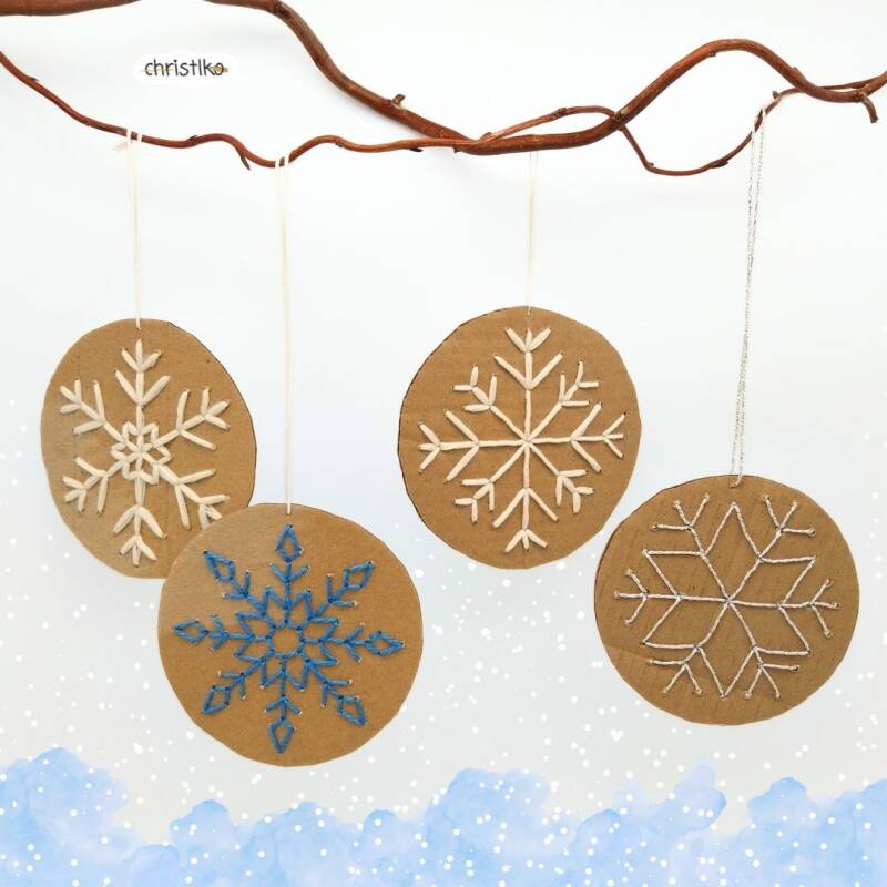 Schneeflocke Schneeflocken basteln mit Kind nachchaltige Bastelidee Karton Upcyclingidee hammern sticken für Kinder kindern schule hort kita erzieherin lehrerin material kostenlose Vorlage download Winter winterbastelei christlko kinderbeschäftigung DIY