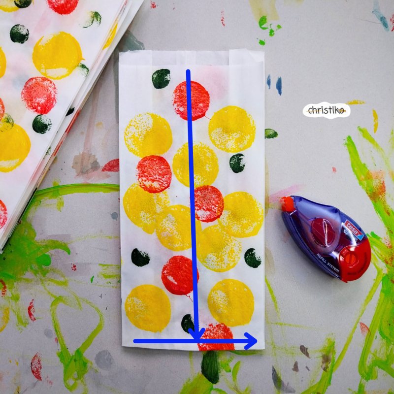 Papierstern stern Weihnachtsstern Papiertüten basteln mit Kindern rieseiger Stern Schneeflocke bunt star christlko bestempeln farbe kreativ fensterdeko weihnachtsdeko weihnachtsdekoration  kindergarten schule kita erzieherin lehrerin eltern weihnachten