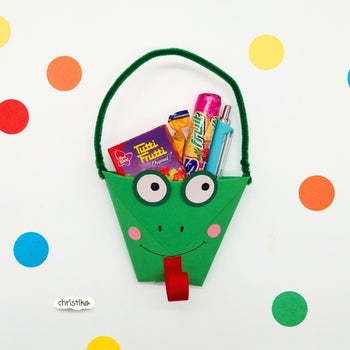 Frosch basteln mit Kindern einfache Bastelidee für Kinder Froschtasche lustige Idee DIY Christlko Christine Kohl Beschäftigungsidee Sommeridee Geschenksidee Mitgebsel basteln Ideen für Kinder falten Kindergeburtstag Kinderparty