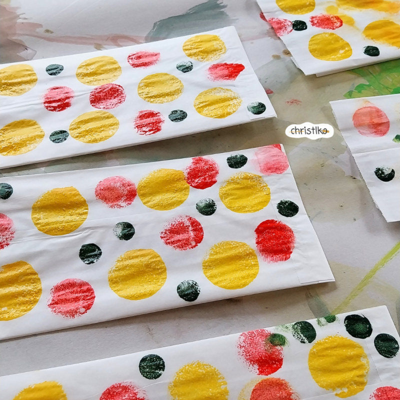 Papierstern stern Weihnachtsstern Papiertüten basteln mit Kindern rieseiger Stern Schneeflocke bunt star christlko bestempeln farbe kreativ fensterdeko weihnachtsdeko weihnachtsdekoration  kindergarten schule kita erzieherin lehrerin eltern weihnachten