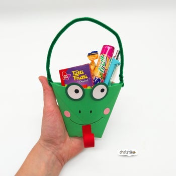 Froschtaschen basteln mit Kindern Frosch Tasche falten mit Kinder Ferienidee Sommeridee Christlko Christine Kohl lustig und einfach schnelle Bastelidee Mitgebsel Geschenksidee Grundschule Volksschule Faltanleitung Gastgeschenk Dankegeschenk DIY Täschchen