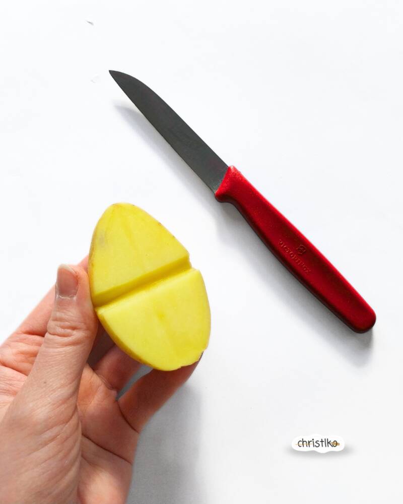 Wichtelpapier, Geschenkpapier drucken mit Kartoffeldruck, Geschenkspapier selber basteln für Weihnachten, Geschenke, Weihnachtsgeschenke einpacken, DIY, christlko, Basteln mit Kindern, Weihnachten, Weihnachtsbastelei, Wichtel, Basteln mit Kleinkindern