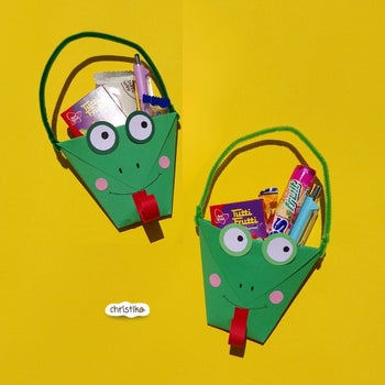 Froschtaschen basteln mit Kindern Frosch Tasche falten mit Kinder Ferienidee Sommeridee Christlko Christine Kohl lustig und einfach schnelle Bastelidee Mitgebsel Geschenksidee Grundschule Volksschule Faltanleitung Gastgeschenk Dankegeschenk DIY Täschchen