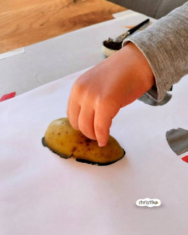 Wichtelpapier, Geschenkpapier drucken mit Kartoffeldruck, Geschenkspapier selber basteln für Weihnachten, Geschenke, Weihnachtsgeschenke einpacken, DIY, christlko, Basteln mit Kindern, Weihnachten, Weihnachtsbastelei, Wichtel, Basteln mit Kleinkindern
