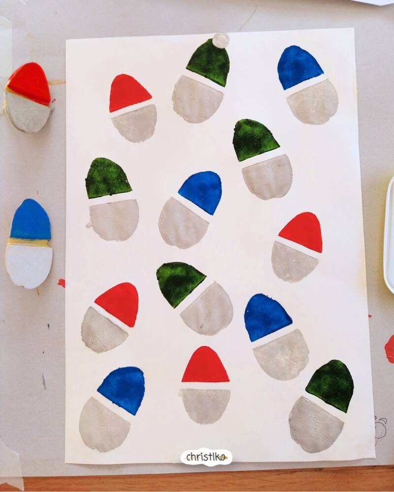 Wichtelpapier, Geschenkpapier drucken mit Kartoffeldruck, Geschenkspapier selber basteln für Weihnachten, Geschenke, Weihnachtsgeschenke einpacken, DIY, christlko, Basteln mit Kindern, Weihnachten, Weihnachtsbastelei, Wichtel, Basteln mit Kleinkindern