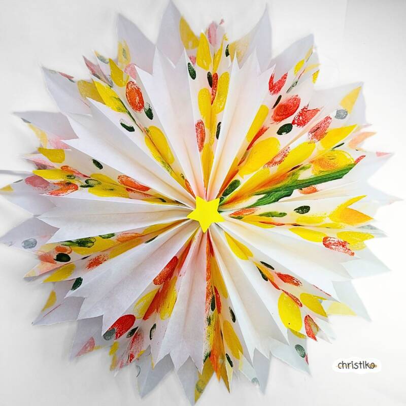 Papierstern stern Weihnachtsstern Papiertüten basteln mit Kindern rieseiger Stern Schneeflocke bunt star christlko bestempeln farbe kreativ fensterdeko weihnachtsdeko weihnachtsdekoration  kindergarten schule kita erzieherin lehrerin eltern weihnachten