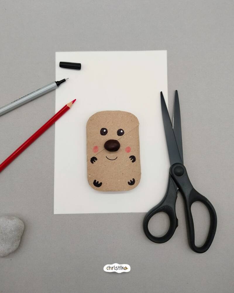 Igel basteln mit Kindern aus bunten Herbstblättern, Herbstbastelei, einfache und schnelle Bastelidee für den Herbst, Herbstidee, christlko, Blätter sammeln, Kastanie, Igelchen, Karte, leere Klorolle, Klopapierrolle, DIY, Naturmaterial, Upcyclingidee, DIY