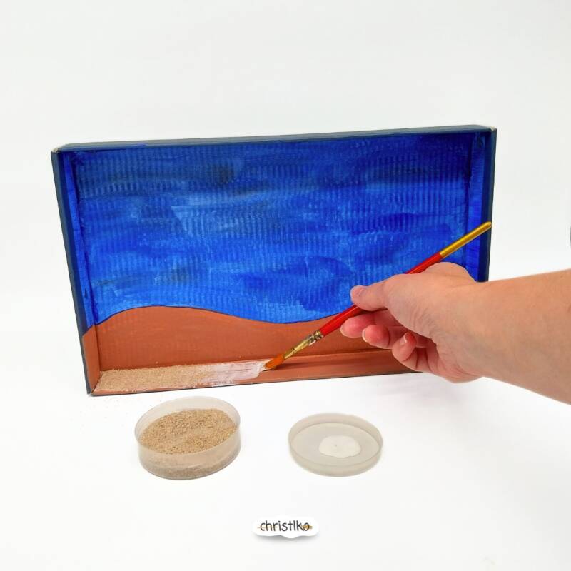 Aquarium basteln mit Kindern im sommer, fische basteln, einfache Sommeridee aus schuhkarton, leeren Klopapierrollen klorollen und Karton, DIY, christlko, ferienbeschäftigung, upcyclingidee, nachhaltig basteln mit Papier, Urlaub, unter wasser muscheln sand