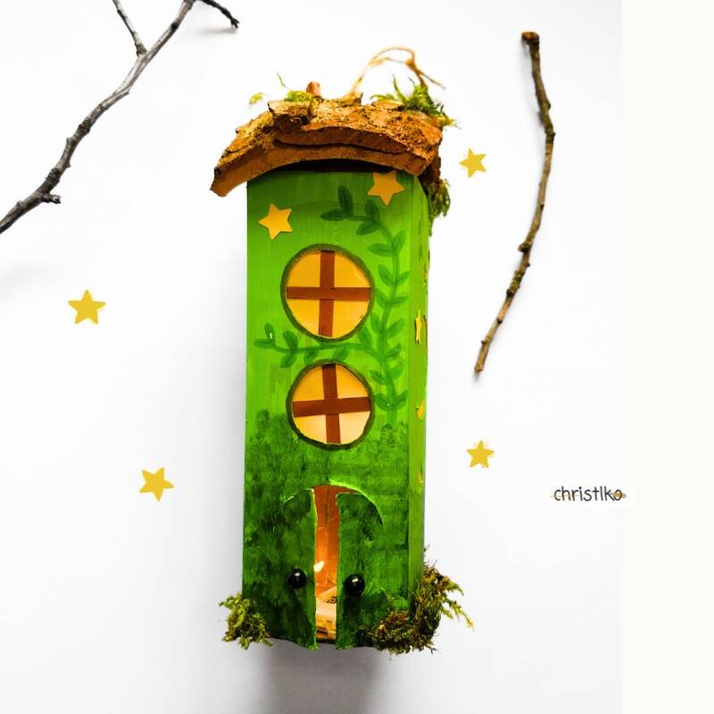 Laterne waldhäuschen waldzauber wald rinde moos milchkarton leerer milchtüte saftpackung upcycling diy christlko selber basteln kreativ kind kinder kindergarten schule hort erzieherin lehrerin werken lichterkette leuchten mit wichtel wichtelhaus  natur