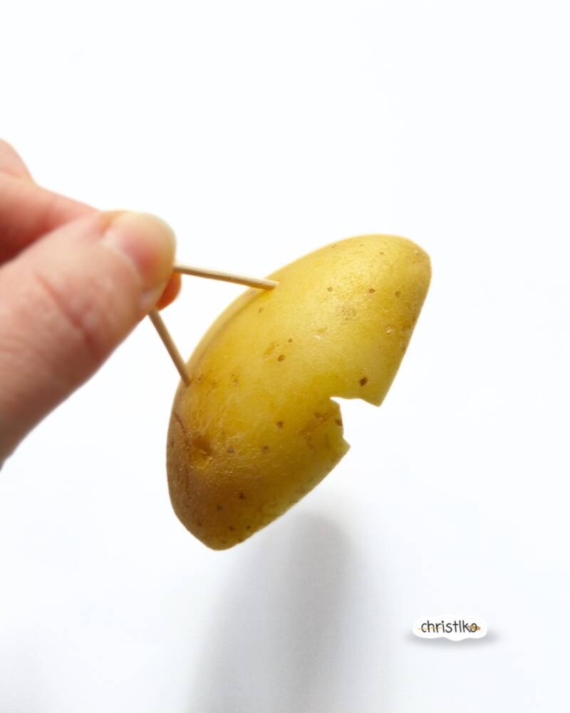 Weihachtsmann drucken mit Kartoffel, Bastelidee für Kindern zur Weihnachtszeit, Weihnachten, basteln mit Kindern, DIY, Kartoffeldruck, Geschenkanhänger, Weihnachtszauber, christlko, kindergarten, basteln für Kinder, Unterrichtsideen