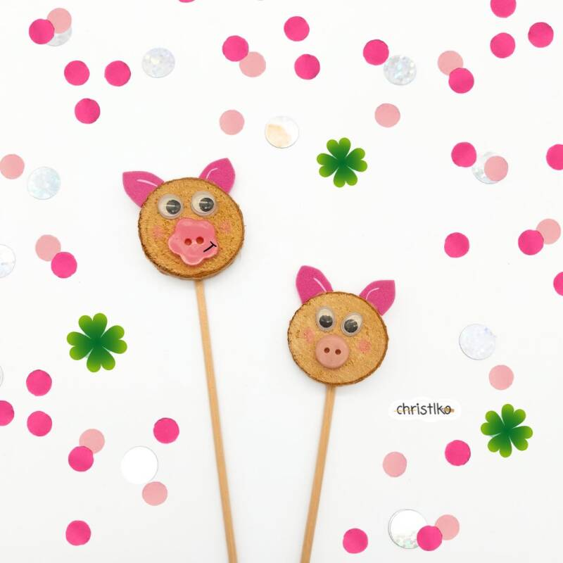 Schwein Schweinchen Glück Glücksschweinchen Glücksbringer Glücksschwein Neujahr Silvester Glücksbringer Blumenstecker Partydeko basteln mit Kindern für an mit Naturmaterialien Holzscheibe wackelaugen Moosgummi lustige Bastelideen Winter kreativ Christlko 