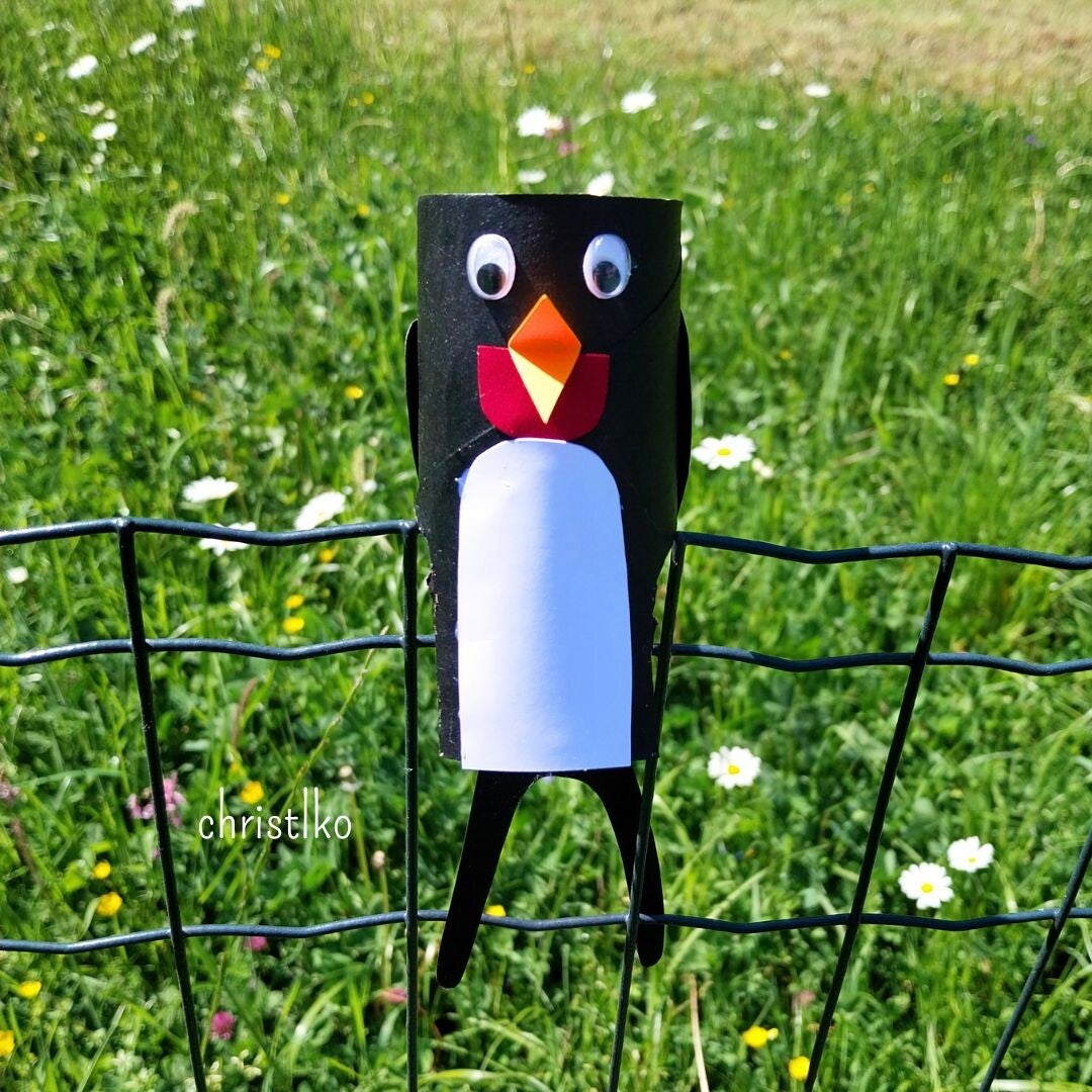 schwalbe Frühling basteln mit Kindern auf dem Arm leere Klopapierrolle Tiere basteln im Frühling Bastelidee Schule Hort Kiga Vogel Vorlage PDF kostenloser Download Christlko 