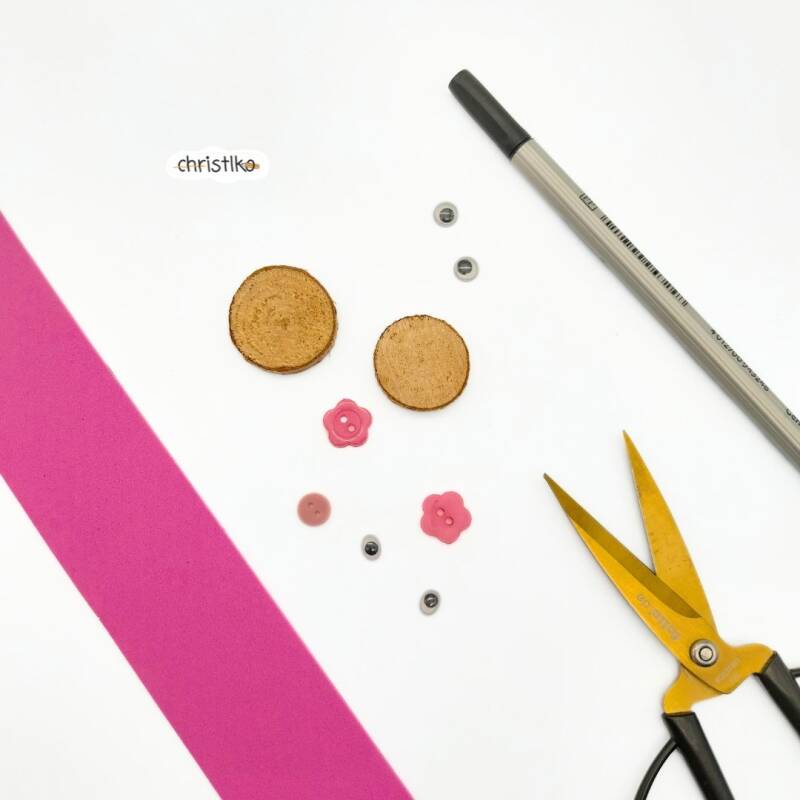 Schwein Schweinchen Glück Glücksschweinchen Glücksbringer Glücksschwein Neujahr Silvester Glücksbringer Blumenstecker Partydeko basteln mit Kindern für an mit Naturmaterialien Holzscheibe wackelaugen Moosgummi lustige Bastelideen Winter kreativ Christlko