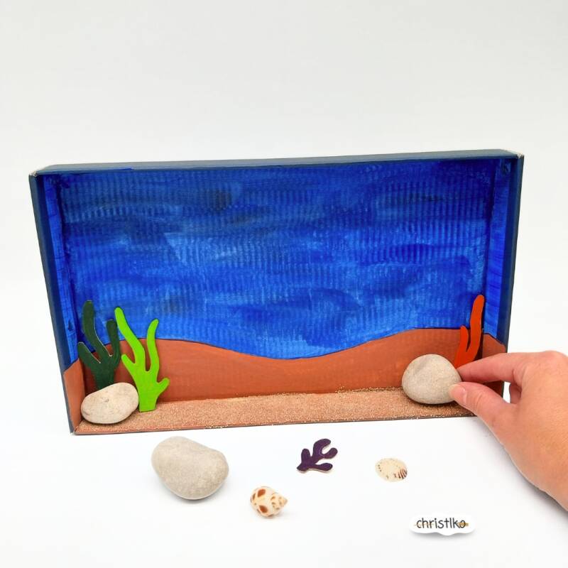 Aquarium basteln mit Kindern im sommer, fische basteln, einfache Sommeridee aus schuhkarton, leeren Klopapierrollen klorollen und Karton, DIY, christlko, ferienbeschäftigung, upcyclingidee, nachhaltig basteln mit Papier, Urlaub, unter wasser muscheln sand