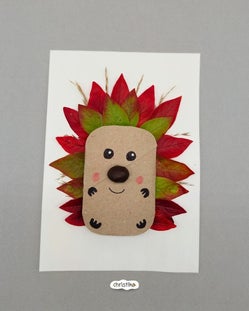 Igel basteln mit Kindern aus bunten Herbstblättern, Herbstbastelei, einfache und schnelle Bastelidee für den Herbst, Herbstidee, christlko, Blätter sammeln, Kastanie, Igelchen, Karte, leere Klorolle, Klopapierrolle, DIY, Naturmaterial, Upcyclingidee, DIY